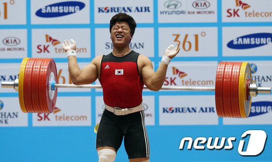 본문 이미지 - 한국 역도 사재혁이 24일 오후 인천 달빛축제정원역도경기장에서 열린 제17회 인천아시아경기대회 역도 남자 85kg급 용상 3차시기에서 210kg 도전에 실패하고 있다. 2014.9.24/뉴스1 ⓒ News1 허경 기자