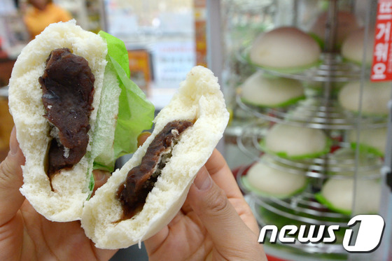 (서울=뉴스1) 민경석 기자 = 25일 오후 서울 중구 세븐일레븐 소공점에서 호빵을 판매하고 있다. 세븐일레븐은 단팥찐빵 판매를 시작으로 야채찐빵, 피자찐빵, 순우유 찐빵, 고기, …
