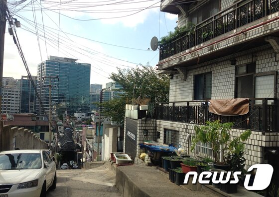 본문 이미지 - 25일 가리봉동의 좁은 골목 양쪽으로 '벌집촌'이라 불리는 다세대주택들이 빼곡히 들어서 있다. /사진=최동순 기자ⓒ News1