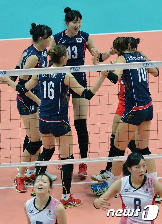 본문 이미지 - 한국 여자 배구는 30일 안산 상록수체육관에서 열린 일본과의 준결승전에서 3-0으로 승리하며 결승에 올랐다. ⓒ News1 DB