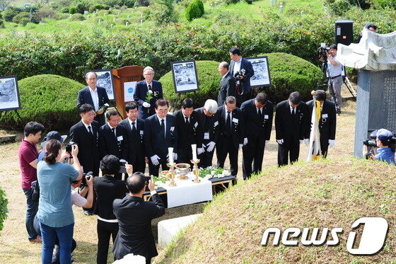 본문 이미지 - 6.25 전쟁 당시 전주형무소에서 학살된 우익 인사들의 넋을 기리는 추모식이 열린 26일 오전 전북 전주시 효자공원묘지에서 참석자들이 헌화및 분향을 하고 있다. 2014.9.26/뉴스1 2014.09.26/뉴스1 ⓒ News1 김대웅 기자