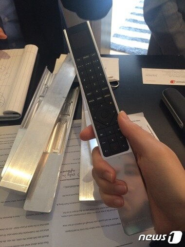 본문 이미지 - 알루미늄 바를 파내서 고급스러움을 강조한 뱅앤올룹슨의 리모콘.2014.09.26/뉴스1 ⓒ News1