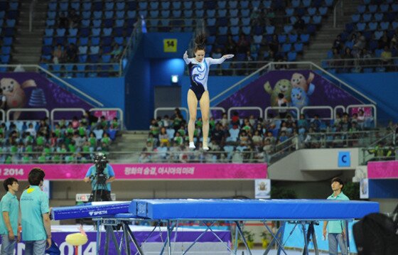 본문 이미지 - 26일 인천 남동체육관에서 체조 정식 종목인 트램펄린 경기가 열렸다. 기억 속 &acute;방방&acute;이 아니었다. 환상적인 묘기가 펼쳐져 팬들을 매료시켰다. ⓒ 스포츠공감 제공