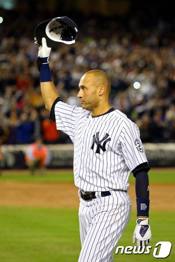 본문 이미지 - 데릭 지터가 5-5이던 9회말 끝내기 안타를 친 뒤 모자를 벗고 환호하는 팬들에게 인사하고 있다. ⓒAFP=News1