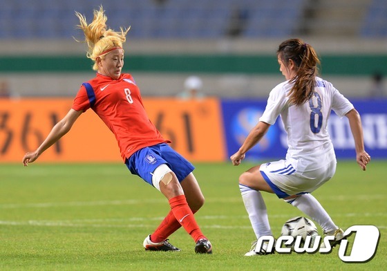 (인천=뉴스1) 이동원 기자 = 26일 인천 문학경기장에서 열린 2014 인천 아시안게임 여자축구 8강전 한국과 대만의 경기에서 조소현이 상대수비와 볼을 다투고 있다. 2014.9 …