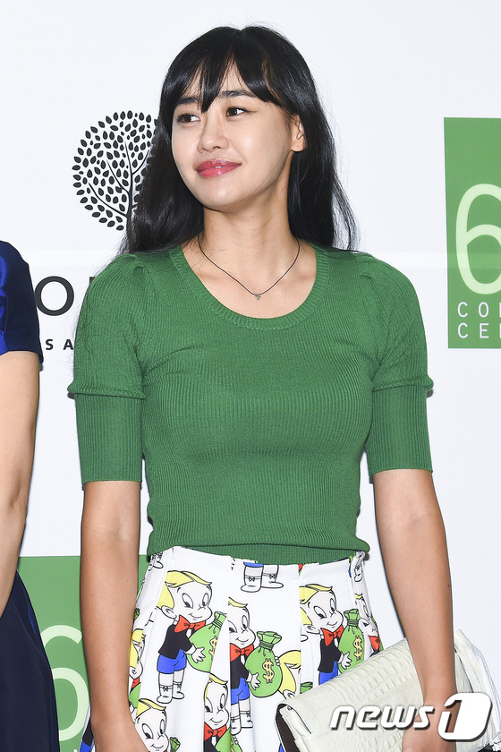 (서울=뉴스1스포츠) 김진환 기자 = 배우 강래연이 27일 오후 서울 여의도 63 빌딩 그랜드볼룸 홀에서 열리는 이윤지의 결혼식에 참석해 포즈를 취하고 있다.이윤지는 예비신랑과 1 …