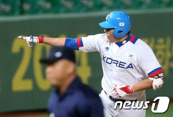본문 이미지 - 강정호가 27일 인천 아시안게임에서 솔로포를 포함해 멀티히트를 때려내며 팀 승리를 이끌었다. 강정호는 28일 대만과의 결승전을 대비하며 "방심하지 않고 최선을 다 하겠다"라고 말했다. ⓒNews1 DB