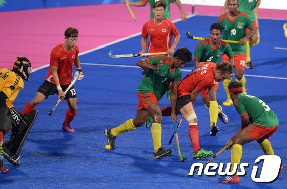 (인천=뉴스1) 이동원 기자 = 27일 오후 인천 선학하키장에서 열린 2014년 인천아시안게임 한국과 방글라데시아의 조별리그 A조 4차전 경기에서 한국 윤성훈이 백패스를 시도하고 …