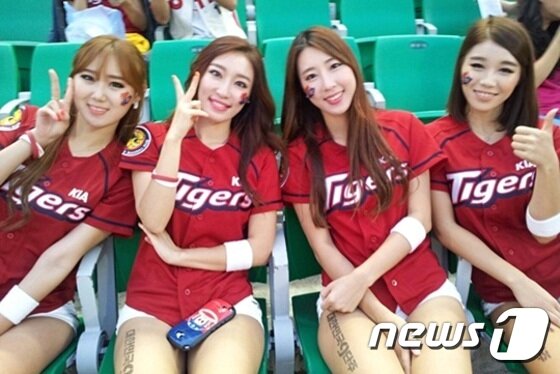 본문 이미지 - 2014 인천 아시안게임 야구 대표팀을 응원하기 위해 9개 구단 응원단장이 단합했다. 치어리더 대표를 맡은 KIA의 김청은 "팬들을 하나로 모으는데 함께 힘을 합칠 수 있어 뿌듯하다. 한국이 반드시 승리할 수 있도록 열띤 응원을 이끌겠다"라고 각오를 밝혔다. 이고은, 김청, 최미진, 이지은(왼쪽부터)ⓒ News1