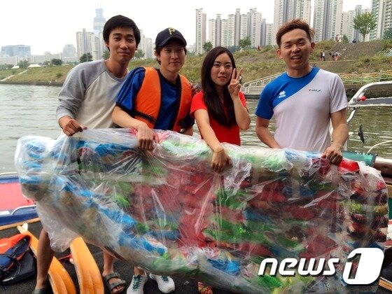 본문 이미지 - &acute;과자보트 한강횡단&acute;을 기획한 대학생들. 왼쪽부터 박현수(26)씨, 유성호(26)씨, 이들에게 도움을 준 이윤지(23)씨, 장성택(25)씨. ⓒ News1