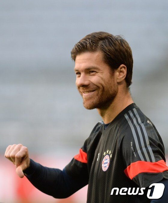 본문 이미지 - 사비 알론소는 지난 27일 FC 쾰른을 상대로 볼터치 206회, 패스 성공률 89%를 기록하며 팀의 2-0 승리를 이글었다. ⓒ AFP=News1