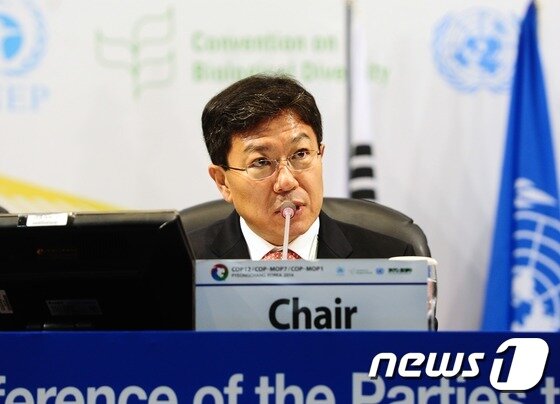 본문 이미지 - 윤상직 산업통상자원부 장관이 29일 강원도 평창 알펜시아 공식회의장에서 열린 '제7차 바이오안전성의정서 당사국회의(COP-MOP 7)'에 참석해 유전자변형생물체(LMOs) 안전성 확보를 위한 주요 의제에 대한 토론을 하고 있다. (산업통상자원부 제공) 2014.09.29/뉴스1 ⓒ News1