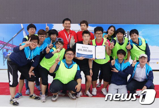 본문 이미지 - 울산대 기계공학부 항공우주공학전공 소속 학술동아리 UOU ARG(지도교수 신지철·팀장 이재호)가 26일 전남 고흥 한국항공우주연구원 항공우주센터에서 열린 ‘제2회 인간동력항공기 경진대회’에서 최고 상인 산업통상자원부장관상을 차지했다. /울산대학교 제공 ⓒ News1