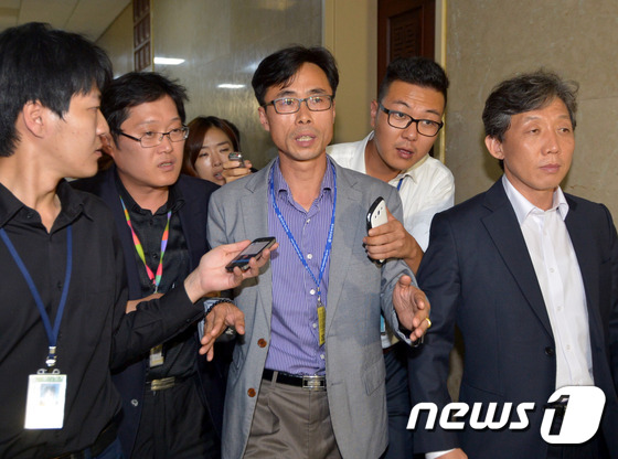 (서울=뉴스1) 박세연 기자 = 전명선 세월호 가족대책위 위원장이 세월호 특별법에 대한 논의를 위해 29일 오후 서울 여의도 국회 운영위원장실에서 열린 여야 원내대표, 세월호 가족 …