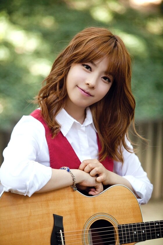 본문 이미지 - 주니엘이 '연애하나 봐'로 컴백했다. ⓒ FNC엔터테인먼트