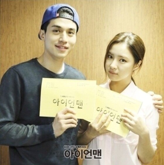 본문 이미지 - 이동욱 신세경의 대본 인증샷이 최근 '아이언맨' 홈페이지를 통해 공개됐다.ⓒ KBS2 '아이언맨'