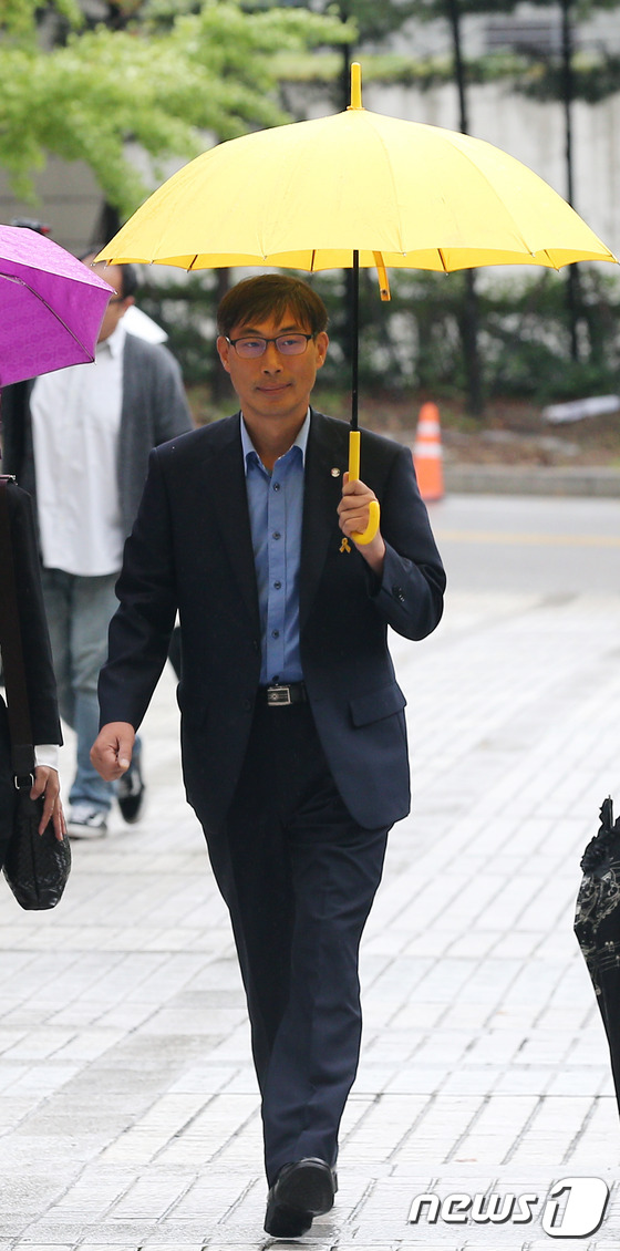 김정훈 위원장, 우산쓰고 법원 출석