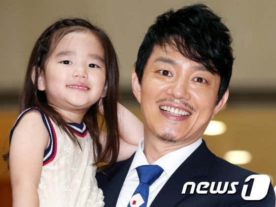 (서울=뉴스1) = 배우 이범수가 3일 오전 관악구 서울대학교 연구공원 내 IVI 본부 오디코리움에서 열린 어린이대상 공중보건 및 나눔교육 '키키 프로그램' 발족식에 참석해 딸과 …