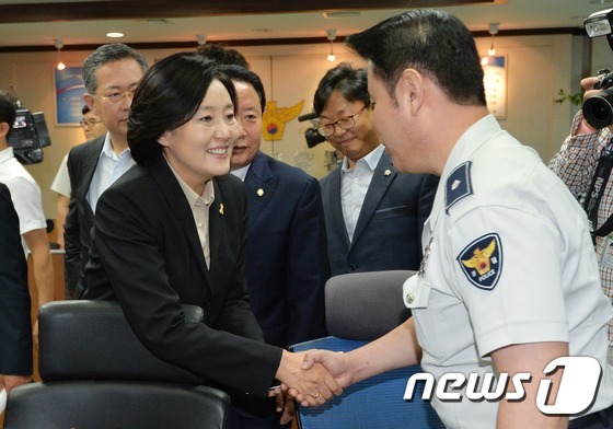 경찰 격려하는 박영선
