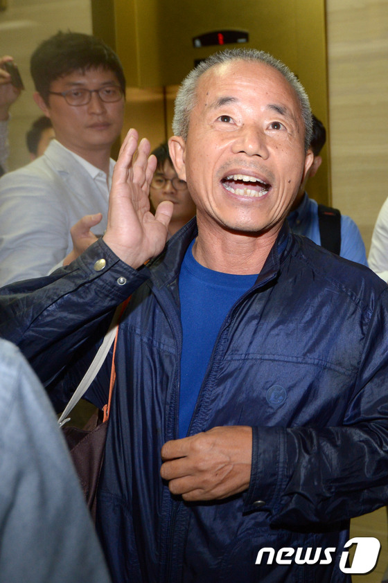 (서울=뉴스1) 민경석 기자 = 삼성반도체 백혈병 피해자 가족들의 모임 '반올림' 대표 황상기 씨가 3일 오후 서울 강남구 논현동 건설회관에서 열린 삼성전자 반도체 생산 라인 근로 …