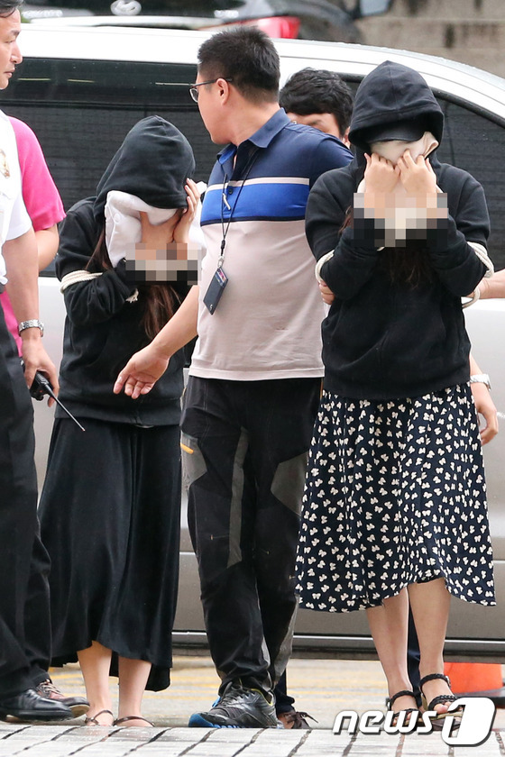 (서울=뉴스1) = 음담패설 영상을 빌미로 배우 이병헌에게 50억원을 요구해 협박 혐의로 구속영장이 신청된 걸그룹 글램의 다희(20, 본명 김다희)와 모델 출신 이 모씨가 3일 오 …