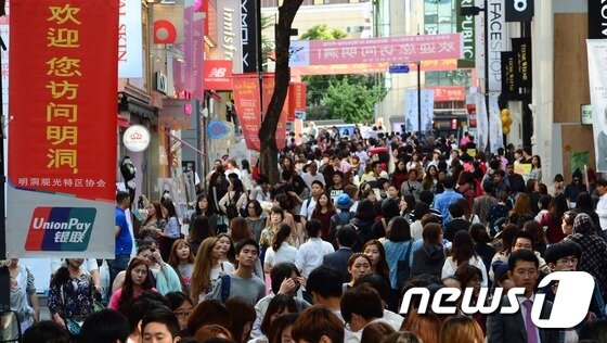 본문 이미지 - 중국 최대 명절인 국경절 연휴 시작을 하루 앞둔 지난 30일 오후 서울 명동거리가 관광객들과 시민들로 붐비고 있다. 2014.9.30/뉴스1 ⓒ News1 양동욱 기자