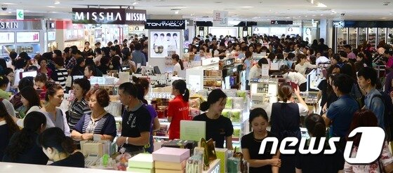 본문 이미지 - 관광객들로 붐비는 서울 중구 소공동 롯데면세점. /뉴스1 ⓒ News1 양동욱 기자