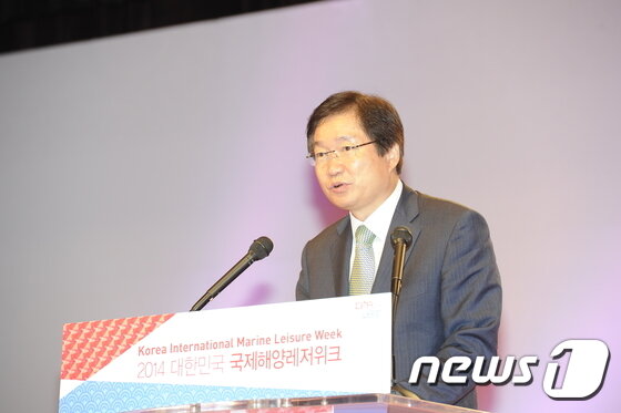 본문 이미지 - ‘대한민국 국제해양레저위크(KIMA WEEK)’가 30일 오전 11시 부산벡스코에서 개막한 가운데 김영석 해양수산부 차관이 축사를 하고 있다. 2014.9.30 ⓒ News1 김완식 기자