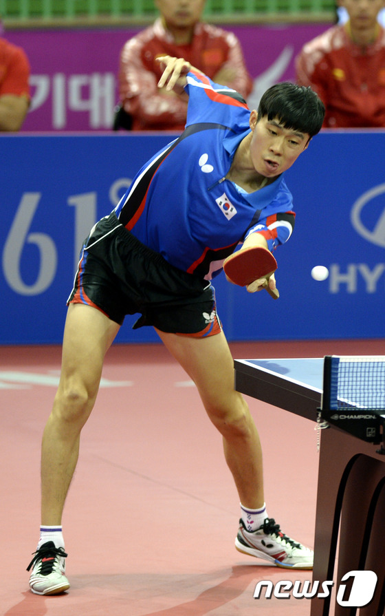 (수원=뉴스1) 안은나 기자 = 30일 오후 경기 수원체육관에서 열린 2014 인천아시안게임 남자 탁구 단체전 결승 대한민국과 중국의 경기에서 한국 이정우가 중국의 쉬신(Xu xi …
