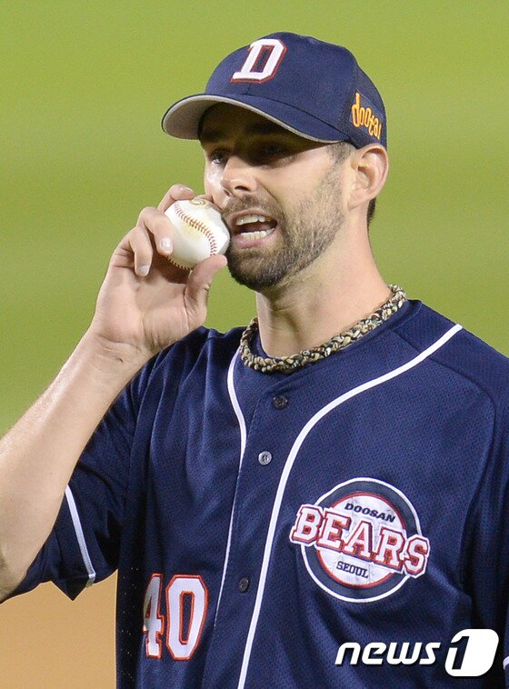 본문 이미지 - 두산 니퍼트가 1일 광주 KIA전에 선발로 등판해 6이닝 동안 4피안타 1실점으로 막아세우며 시즌 13승 요건을 만족시켰다.  ⓒ News1 DB