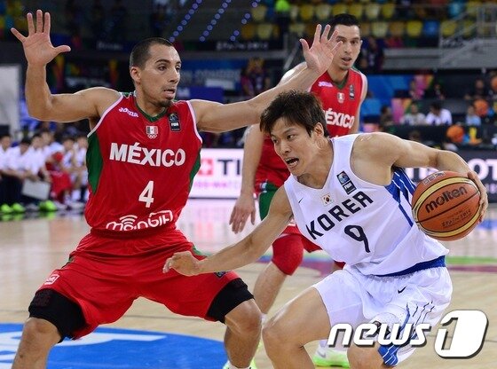 본문 이미지 - 유재학 감독이 이끄는 남자 농구 대표팀이 24일 경기도 화성시 화성종합경기타운 실내체육관에서 열린 D조 조별리그 1차전에서 '약체' 몽골을 90-67로 꺾었다. 사진은 김선형이 5일 2014 스페인 농구월드컵 D조 조별예선 멕시코전에서 분전한 모습이다. ⓒ News1 DB