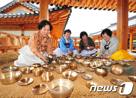 (안동=뉴스1) 최창호 기자 = 추석 명절이 사흘 앞으로 다가온 5일 오전 경북 안동시 정하동 고택 예미정에서 권영숙 안동전통음식연구가(왼쪽)와 종가집 종부들이 추석 차례에 사용할 …