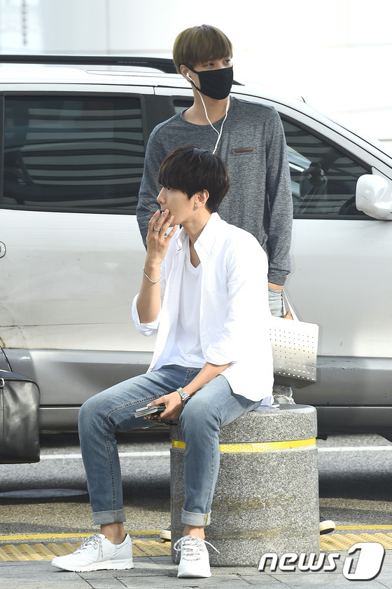 (인천공항=뉴스1스포츠) 김진환 기자 = 아이돌 그룹 엑소(EXO)의 백현이 5일 오후 콘서트 참석 차 인천국제공항을 통해 인도네시아 자카르타로 출국하고 있다.