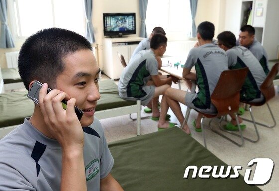 본문 이미지 - 부대 내에서 휴대폰으로 전화를 하고 있는 병사의 모습. 2014.9.6/뉴스1 ⓒ News1 한재호 기자