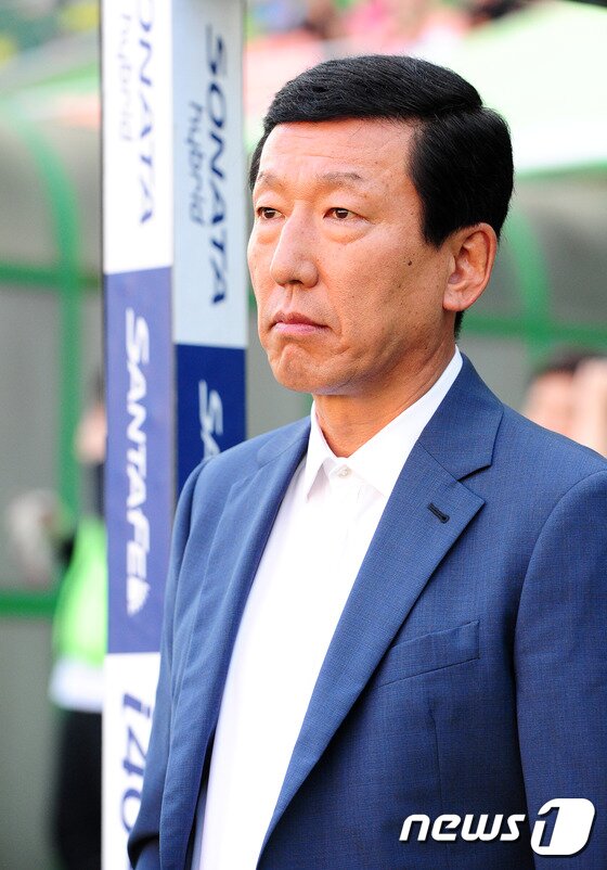본문 이미지 - 전북 현대를 선두로 이끌고 있는 최강희 감독이 한국프로축구연맹이 선정한 10월의 감독에 이름을 올렸다. ⓒ News1 DB