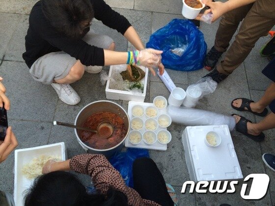 본문 이미지 - 6일 오후 6시에 보수 성향 젊은이와 시민 600여명이 모여 피자, 육개장 등을 나눠먹었다. ⓒ News1