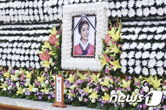 (서울=뉴스1) = 7일 오후 서울 성북구 고려대학교 안암병원 장례식장에 걸그룹 레이디스코드 故 리세(본명 권리세)의 빈소가 마련되어 있다. 걸그룹 레이디스코드는 지난 3일 대구 …