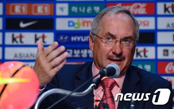 본문 이미지 - 울리 슈틸리케 감독이 이끄는 대표팀 코칭스태프 인선이 완료됐다. 카를로스 아르모아 수석 코치와 함께 신태용, 박건하 코치, 김봉수 골키퍼 코치를 선임했다  ⓒ News1 DB