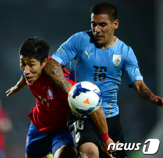 (고양=뉴스1) 박정호 기자 = 8일 오후 경기도 고양종합운동장에서 열린 하나은행 초청 축구국가대표 대한민국 vs 우루과이의 친선경기에서 이근호와 막시밀리아 노 페레이라가 치열한 …