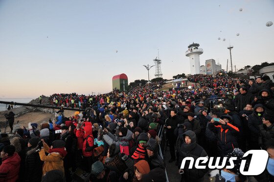 본문 이미지 - 1일 울산 울주군 간절곶에 한반도에서 가장 먼저 을미년의 시작을 알리는 새해가 떠오르자 시민들이 환호성을 지르고 있다. ⓒ News1 조창훈 기자 