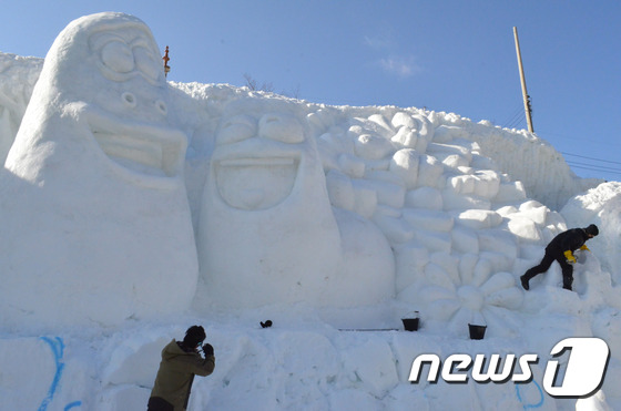 (화천=뉴스1) 홍성우 기자 = 2년 연속 대한민국 대표 축제로 선정된 산천어축제가 개막을 10일 앞둔 1일 눈 조각 작업이 한창이다.이번 눈 조각은 을미년을 맞아 양과 만화 캐릭 …