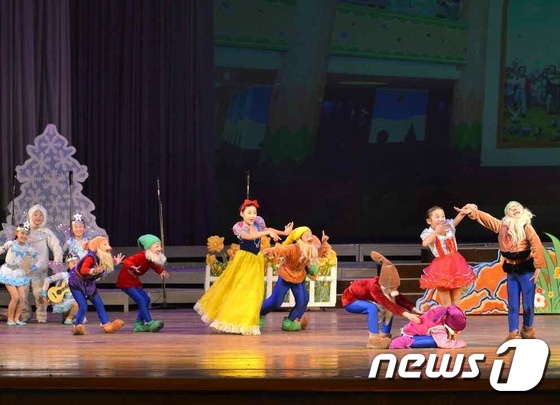 (서울=뉴스1) 민경석 기자 = 북한 노동당 기관지 노동신문은 북한 어린이들이 지난 31일 평양 청년중앙회관에서 설맞이 행사로 \'세상에 부럼없어라\' 공연을 펼쳤다고 1일 밝혔다 …