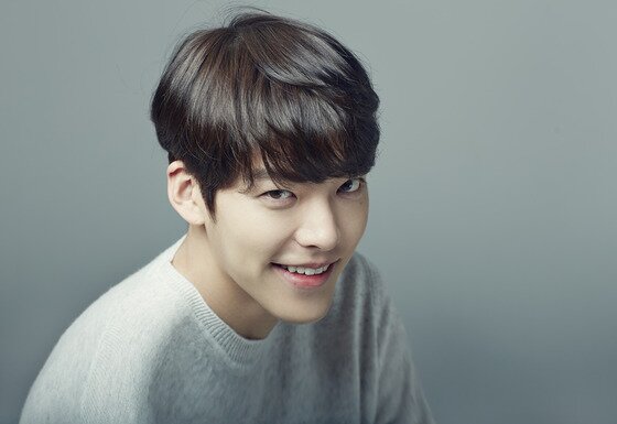 본문 이미지 - 배우 김우빈이 최근 진행된 뉴스1스포츠와의 인터뷰에서 자신이 출연한 영화 '기술자들'과 한석규 주연의 '상의원', 황정민 주연의 '국제시장'과 스크린 맞대결을 펼치는 것에 대해 "영광이고 감사하다"고 밝혔다. 그는 "이제 연기를 시작하는 배우가 영화를 하나 겨우 갖고 왔을 뿐이다. 너무나 훌륭하신 선배님들이 출연하신 영화와 같은 시기에 개봉하고 관객분들이 가장 많이 오시는 12월 말이라는 좋은 시기에 영화를 내놓는 건 큰 의미가 있는 것 같다. 잘 되면 너무 좋지만 흥행에 대한 건 생각을 안 하고 싶다. 할 수 있는 데까지 홍보도 열심히 할 거다"고 털어놨다. ⓒ 싸이더스 HQ