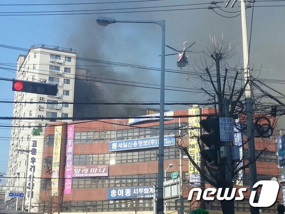 본문 이미지 - 10일 오전 경기 의정부의 한 아파트에서 불이 나 소방당국이 헬기를 동원해 구조 및 진화 작업중이다. 이 불로 현재까지 15명이 인근 병원으로 옮겨졌다. (독자제공) 2015.1.10 ⓒ News1