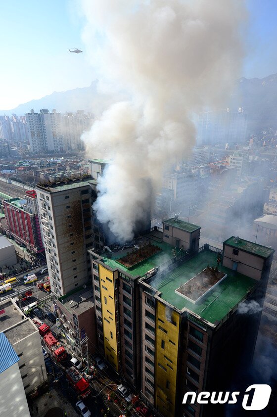 본문 이미지 - 경기도 의정부시 의정부동 10층짜리 아파트 화재현장에서 불길이 번지고 있다2015.1.10/뉴스1 ⓒ News1 박정호 기자