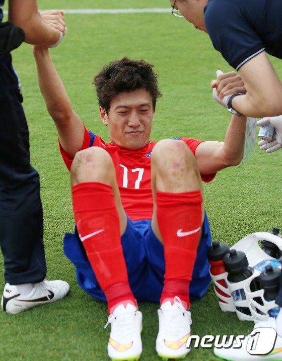 축구대표팀 이청용이 10일 오후 호주 캔버라 스타디움에서 열린 2015 아시아축구연맹&#40;AFC&#41; 호주 아시안컵 조별리그 A조 1차전 한국과 오만의 경기에서 상대 반칙에 부상을 당해 고통을 호소하고 있다. 2015.1.10/뉴스1 ⓒ News1 오대일 기자