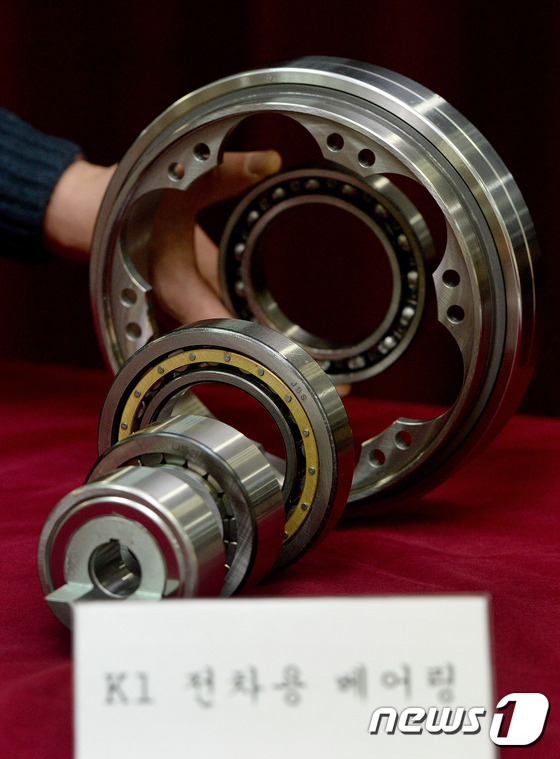 (안산=뉴스1) 이재명 기자 = 조작된 시험성적서를 이용해 납품한 불량 K1전차용 베어링과 K200 베어링 등이 12일 오후 경기도 안산 수원지검 안산지청에서 공개되고 있다. 안산 …