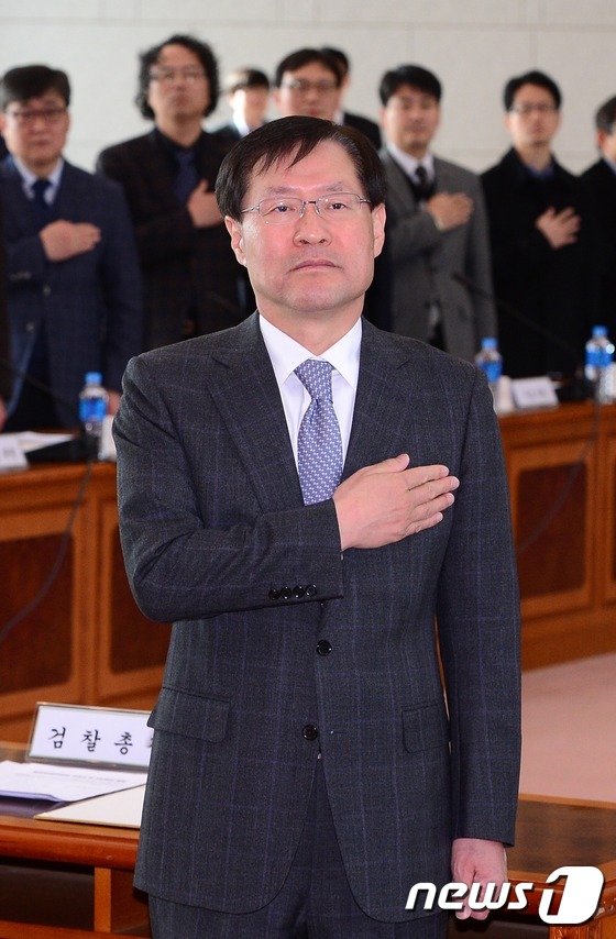 (서울=뉴스1) 박지혜 기자 = 김진태 검찰총장이 13일 오전 서울 서초동 대검찰청에서 열린 법의학자문위원회 출범식에서 자문위원들과 국기에 대한 경례를 하고 있다.대검찰청 강력부( …