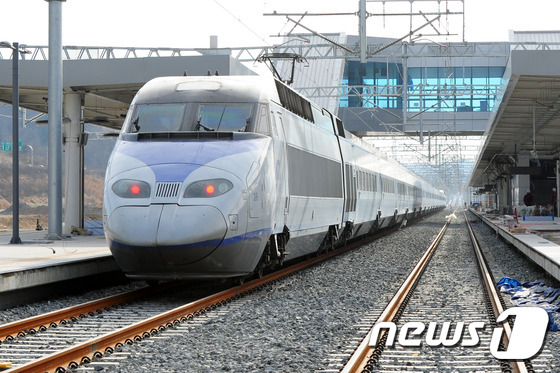(포항=뉴스1) 최창호 기자 = 올 3월 말 개통을 앞둔 KTX포항~서울 직결노선 구간별 시운전이 13일 경북 포항시 북구 흥해읍 이인리 포항역 구간에서 실시되고 있다. 이날 시운 …