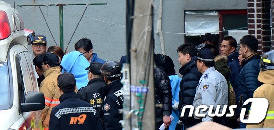 본문 이미지 - 경기도 안산시 한 가정집에서 벌어진 인질극 범인이 검거된 13일 오후 사건 현장에서 구조된 딸과 친구가 응급차량으로 이동하고 있다. 2015.1.13/뉴스1 ⓒ News1 박정호 기자